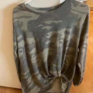 Camp tie knot on bottom. Very comfortable!